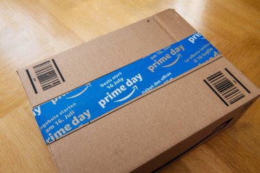 Paris, Fransa - 12 Temmuz 2108: Amazon Prime gün karton koli özel mavi bant fırsatlar, indirimler ve arsız alışveriş bir gün sunan Başbakan gün için ahşap parke zemin üzerinde