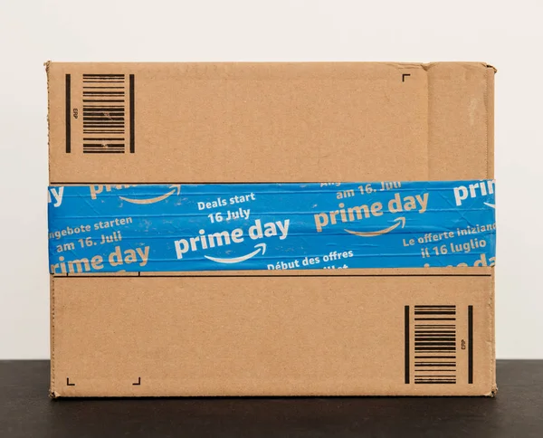 París Francia Jul 2108 Amazon Prime Day Paquete Cartón Con — Foto de Stock
