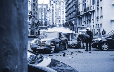  Lüks sedan Lancia Th arasında kaza Paris sokağı: