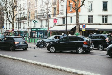  Lüks sedan Lancia Th arasında kaza Paris sokağı: