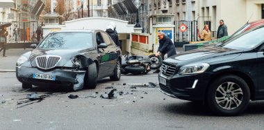  Lüks sedan Lancia Th arasında kaza Paris sokağı: