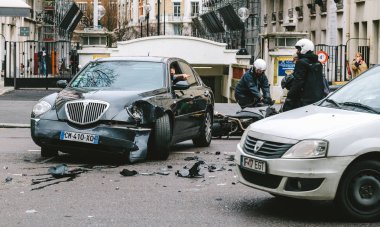  Lüks sedan Lancia Th arasında kaza Paris sokağı:
