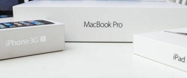 Apple Macbook Pro dizüstü bilgisayar unboxing