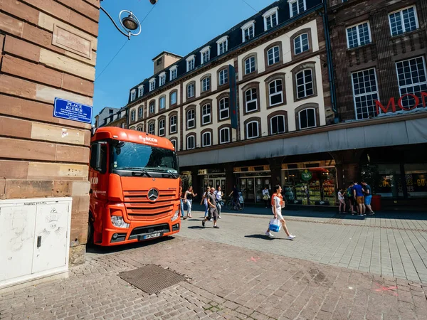 Rote mercedes benz actros truck geparkt in der stadt — Stockfoto