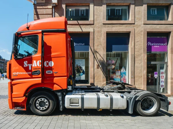 Rote mercedes benz actros truck geparkt in der stadt — Stockfoto