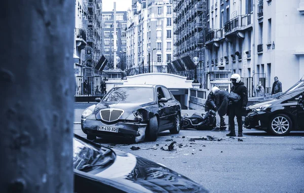 Acidente de carro na rua PAris entre a limusine de luxo Lancia Th — Fotografia de Stock