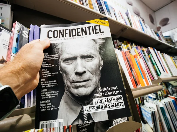 Clint Eastwood en la portada de Confidentiel Magazine en blanco y negro —  Fotos de Stock