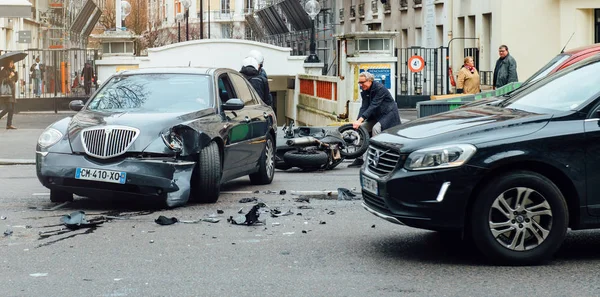 Accident de voiture sur la rue PAris entre la limousine de luxe Lancia Th — Photo