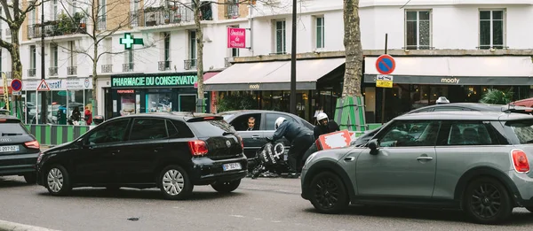 Accidente de coche en la calle PAris entre la limusina de lujo Lancia Th — Foto de Stock
