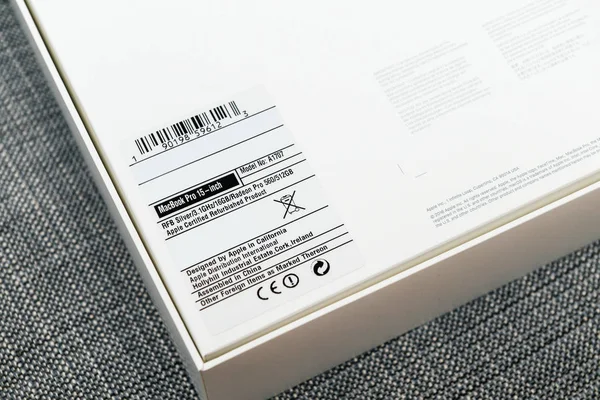 Apple Certified Refurbished laptop computer from the Mac Store — Stock Photo, Image