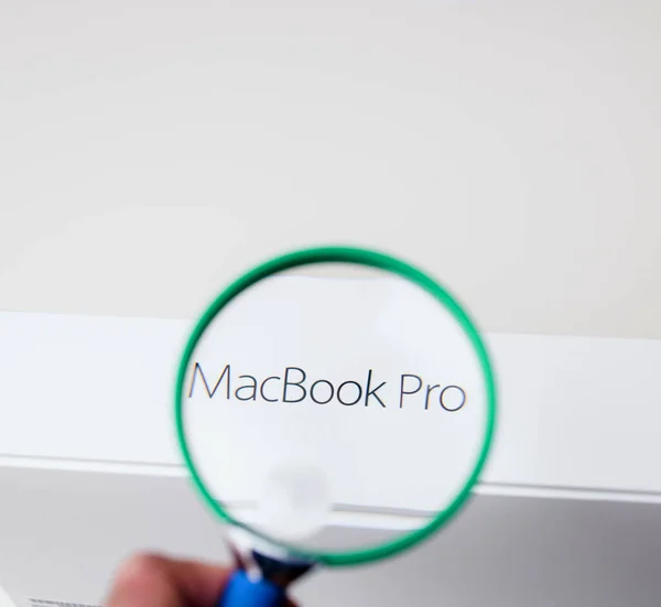 Останній Apple Macbook Pro 15 ноутбук комп'ютер розпакування — стокове фото