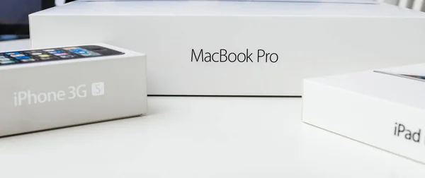 Apple Macbook Pro dizüstü bilgisayar unboxing — Stok fotoğraf