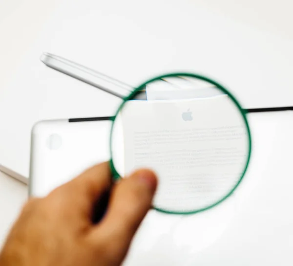 Apple Macbook Pro ноутбук комп'ютер розпакування ліцензія конфіденційності палиці — стокове фото