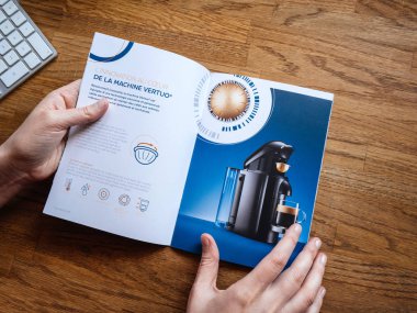 Paris, Fransa - 1 Temmuz 2018: Görünüm broşür katalog üzerinden Nespresso espresso makineleri demlemek espresso kahve kahve kapsül makineleri, ev ve profesyonel kullanım için reklam Pov yukarıda