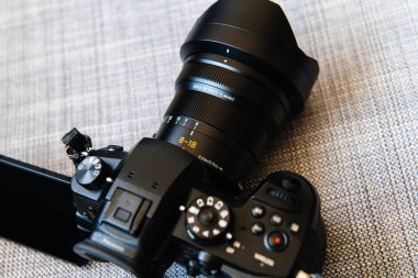 Paris, Fransa - 30 Haziran 2018: Yan görünüm yeni Panasonic Lumix Dmc-Gh5 ve en yeni Leica Vario-Elmarit 8-18 Micro Four Thirds sistem dijital hala aynasızlar video kamera