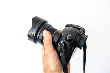 Paris, Fransa - 30 Haziran 2018: 8-18 Micro Four Thirds sistem gösteren dijital fotoğraf yeni Panasonic Lumix Dmc-Gh5 - ve en yeni Leica Vario-Elmarit adam ve 4 k 10 bit Video kaydı ile video kamera
