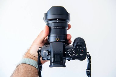 Paris, Fransa - 30 Haziran 2018: 8-18 Micro Four Thirds sistem gösteren dijital fotoğraf yeni Panasonic Lumix Dmc-Gh5 - ve en yeni Leica Vario-Elmarit adam ve 4 k 10 bit Video kaydı ile video kamera