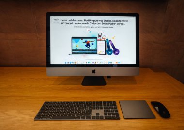 Strasbourg, Fransa - 11 Ocak 2018: Açık yeni imac Pro tüm-içinde-bir kişisel bilgisayar Apple bilgisayar deposundaki bir bakış. Apple imac Pro en güçlü iş istasyonu olduğunu iddia ediyor
