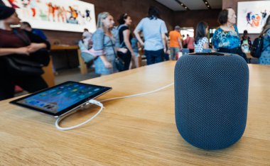 Paris, Fransa - 16 Temmuz 2018: Akıllı insanlar Apple Store ve en son Apple bilgisayarlar Homepod hoparlör Siri ve Apple müzik