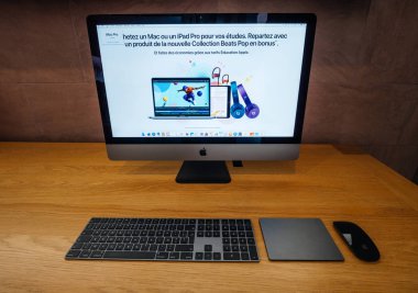 Strasbourg, Fransa - 11 Ocak 2018: Yüksek açılı görünüş yeni iMac Pro tüm-içinde-bir kişisel bilgisayar Apple bilgisayar deposunda. Apple imac Pro en güçlü iş istasyonu olduğunu iddia ediyor