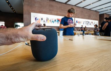 Paris, Fransa - 16 Temmuz 2018: yeni Apple Store son Apple bilgisayarlar Homepod akıllı hoparlör Siri ve Apple müzik ile hayran adam