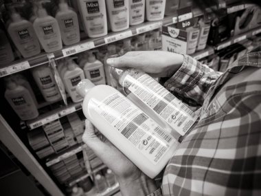 Paris, Fransa - 23 Haziran 2018: kadın micellar süt alışveriş çeşitli kozmetik ve sağlık Medikal Ürünler Fransa Cicabiafine - siyah ve beyaz güzellik pharmacie süpermarkette karşılaştırma