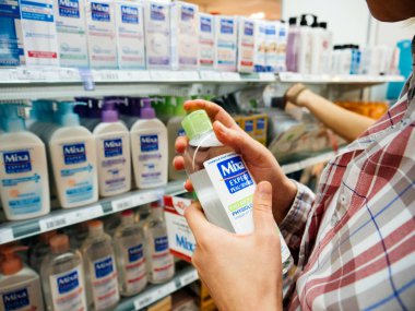 Paris, Fransa - 23 Haziran 2018: kadın güzellik pharmacie süpermarkette Fransa Cicabiafine micellar süt ve çeşitli kozmetik ve sağlık tıbbi ürünleri Mixa test