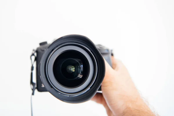 男性の手で新しい超ワイド ミラーレス カメラ — ストック写真