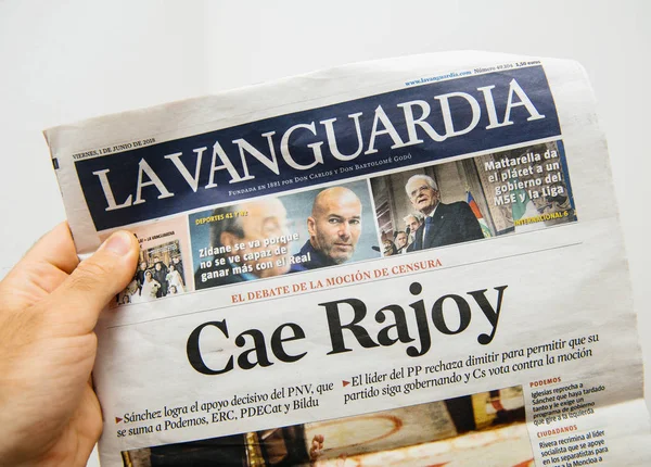 Barcelona Hiszpania Czerwca 2018 Mężczyznę Trzymającego Okładka Gazety Vanguardia Cae — Zdjęcie stockowe