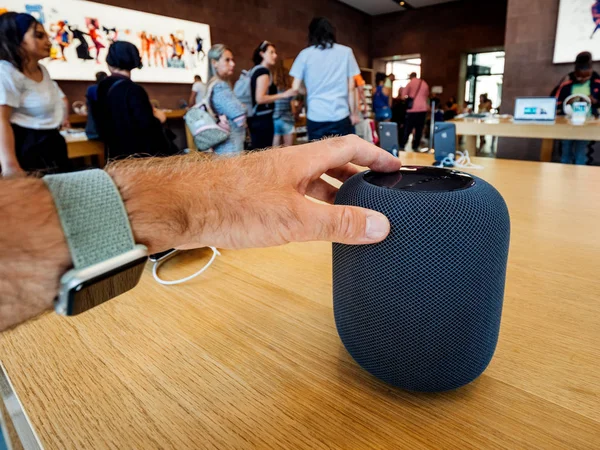 Paris França Jul 2018 Homem Admirando Nova Apple Store Mais — Fotografia de Stock