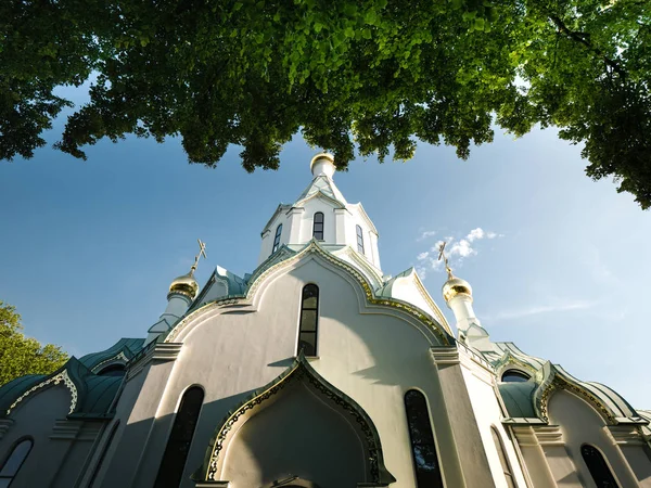 Baixo Ângulo Recém Construída Igreja Ortodoxa Russa Todos Santos Fachada — Fotografia de Stock