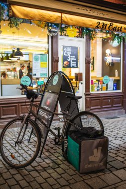 Deliveroo Bisiklet 231 Doğu Restoran Fransa önünde