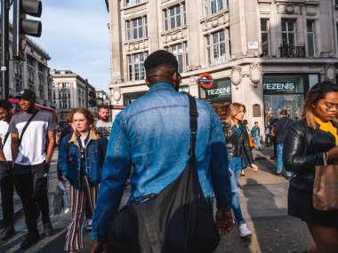 Londra'nın kavşak geçiş insan kalabalığı