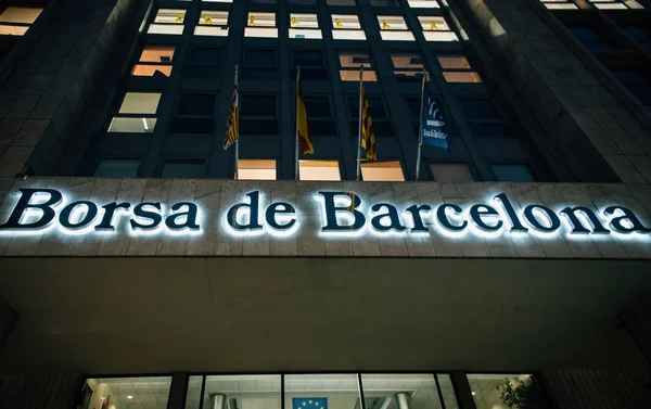 Borsa van Barcelona Stock Market weergave van onderen in de financiële — Stockfoto