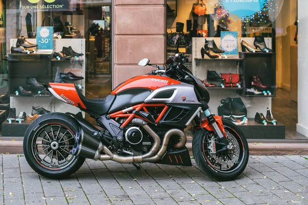 Новый мотоцикл Ducati Diavel припаркован в городе — стоковое фото