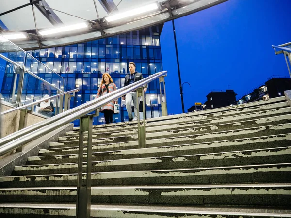 Duas pessoas na estação de metro de Southwark — Fotografia de Stock