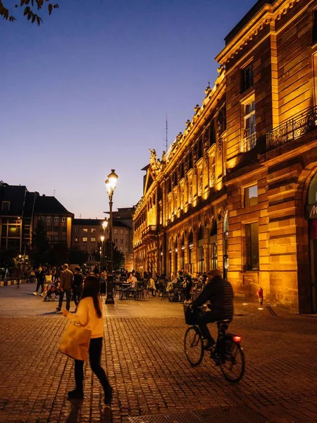 Place Kleber van Straatsburg in de schemering met mensen — Stockfoto