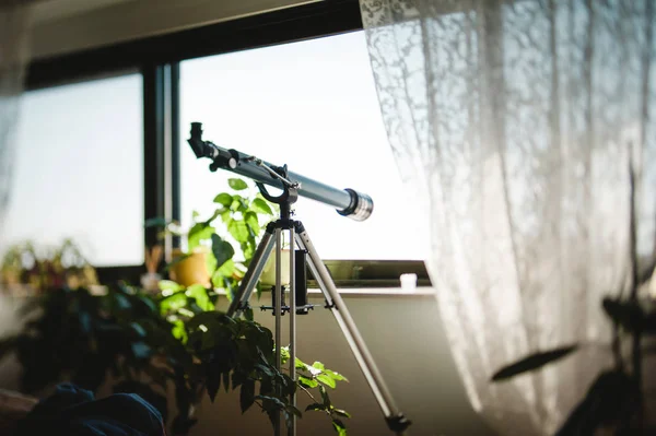 Крытый домашний телескоп для наблюдения за небом и соседями — стоковое фото