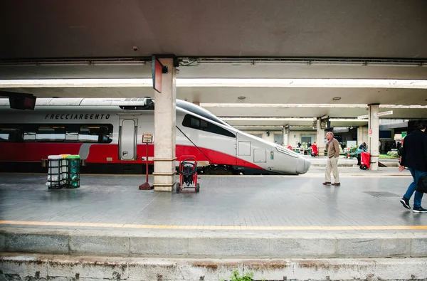 Frecciargento and senior man at Florence train station — Stock Photo, Image