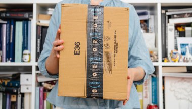 Amazon Prime paket tanıtımı tutan kadın