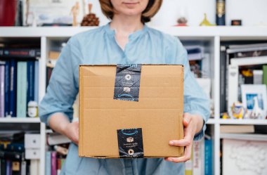 Amazon Prime paket güzel sunumunu tutan kadın 