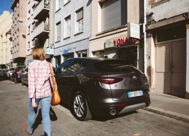 Alfa Romeo Stelvio Suv şehirde park 