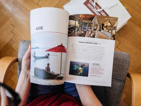 Mujer leyendo destino de viaje Revista Printemps — Foto de Stock