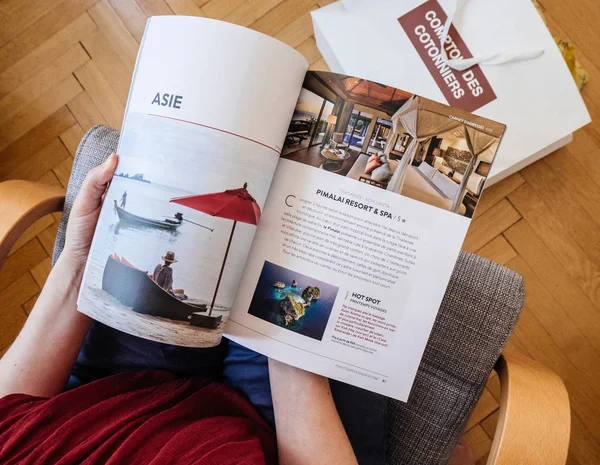 Mujer leyendo destino de viaje Revista Printemps —  Fotos de Stock