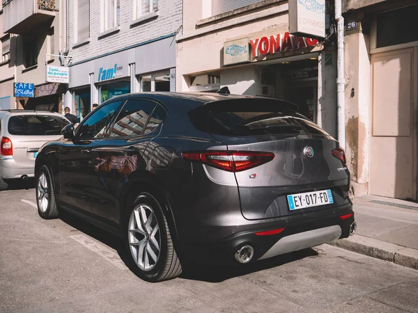 Alfa Romeo Stelvio SUV estacionado na cidade — Fotografia de Stock