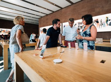 Paris, Fransa - 16 Temmuz 2018: Modern Apple Mac Mağaza Ana salona dahi çalışan çift için iphone X hakkında açıklayan ile