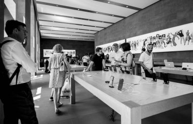 Apple Store atmpshere alışveriş müşteriler ile