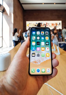 İPhone X smartphone elma stok içinde tutan adam 