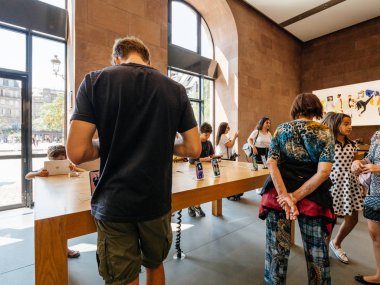 Apple Store alışveriş içinde müşteriler 