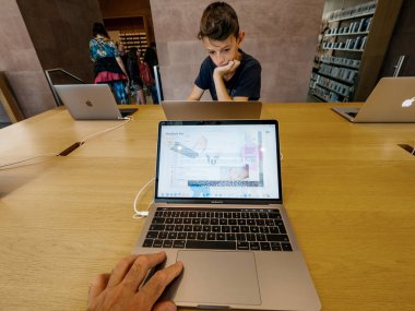 Adam Pov son Macbook Pro i9 dizüstü bilgisayarda çalışan bir çocuk ile 